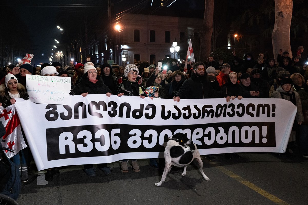 Демонстранты перед парламентом и участники марша в честь 70-летия оперного певца Пааты Бурчуладзе требуют освобождения политзаключённых и новых выборов, Тбилиси, 12 февраля 2025 года. Фото: Jerome Gilles / NurPhoto / Shutterstock / Rex Features / Vida Press