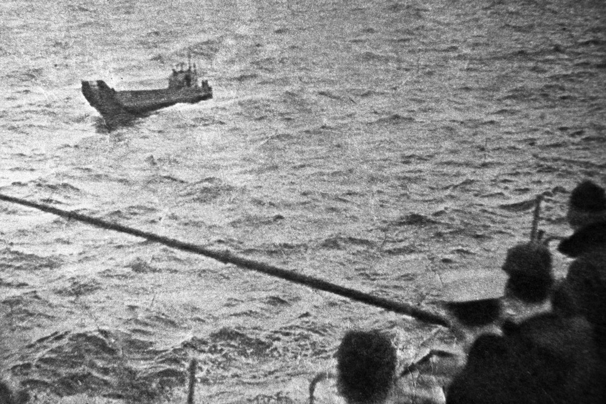 Авианосец подошёл к барже, 7 марта 1960 года. Фото: ВМС США / РИА Новости / Wikimedia