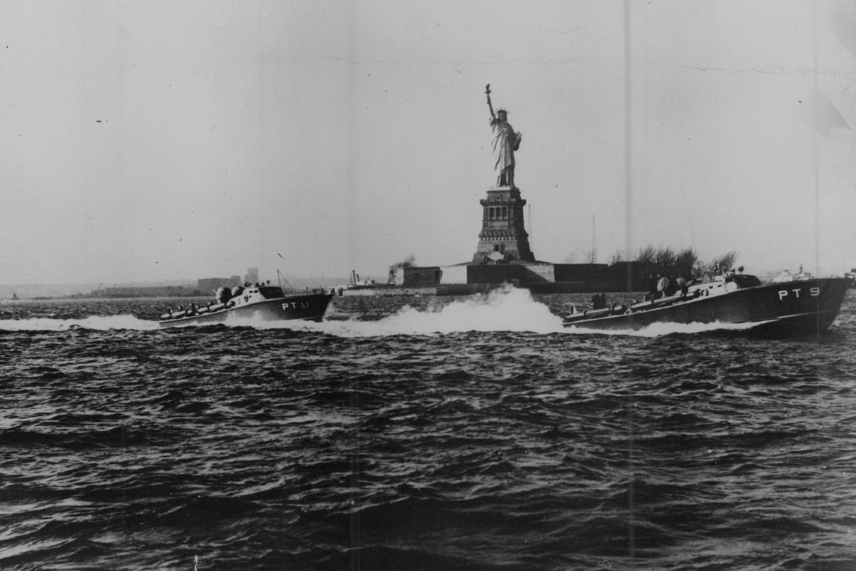 Флотилия американских катеров «Москито», построенных для Великобритании в рамках закона о ленд-лизе, на учениях в гавани Нью-Йорка, 21 марта 1941 года. Фото: Northcliffe Collection / ANL / Shutterstock / Rex Features / Vida Press