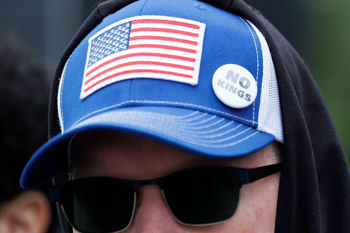 Мужчина в кепке с американским флагом и слоганом “No kings”, Бостон, штат Массачусетс, США, 9 июня 2025 года. Фото: CJ Gunther / EPA