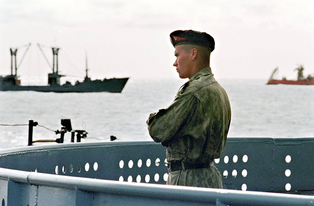 Моряк ВМФ России на борту «Петра Великого» наблюдает за операцией по спасению «Курска», проводимой при содействии российского судна «Михаил Рудницкий» и норвежского судна Normand Pioneer, 21 августа 2000 года. Фото: REUTERS / Scanpix / LETA