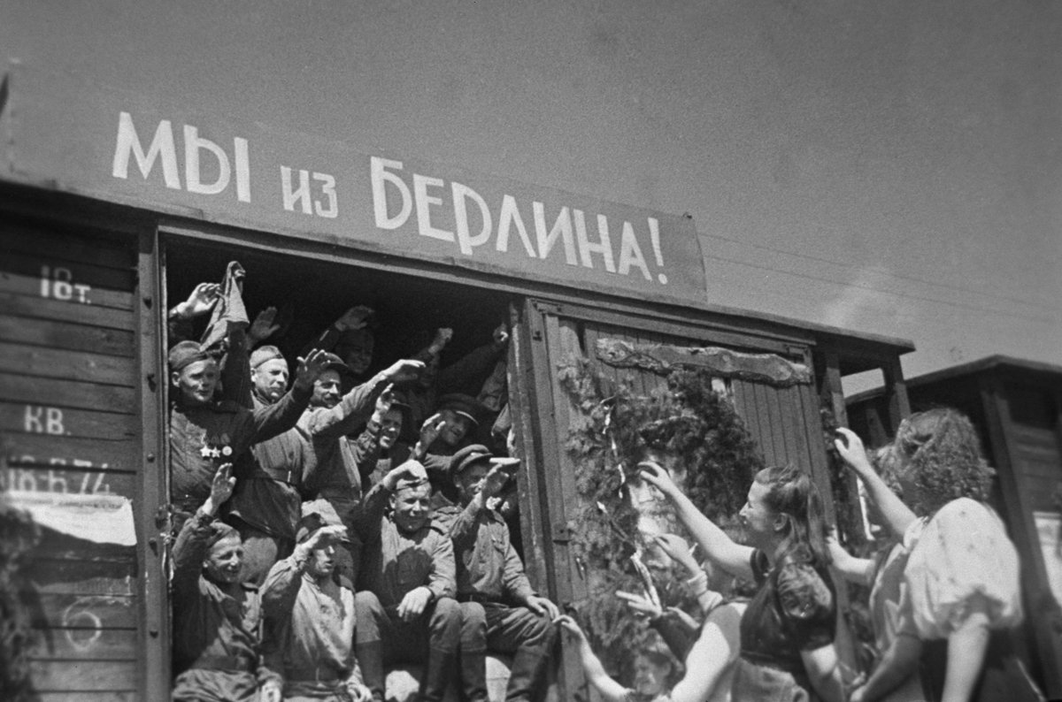 Встреча демобилизованных на вокзале Минска, июль 1945 года. Фото: Владимир Лупейко / ТАСС /  Wikimedia