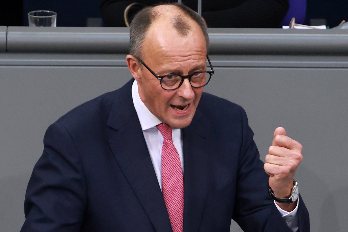 Председатель партии и фракции Христианско-демократический союз (ХДС) Фридрих Мерц выступает на заседании немецкого парламента в Берлине, 31 января 2025 года. Фото: Clemens Bilan / EPA-EFE