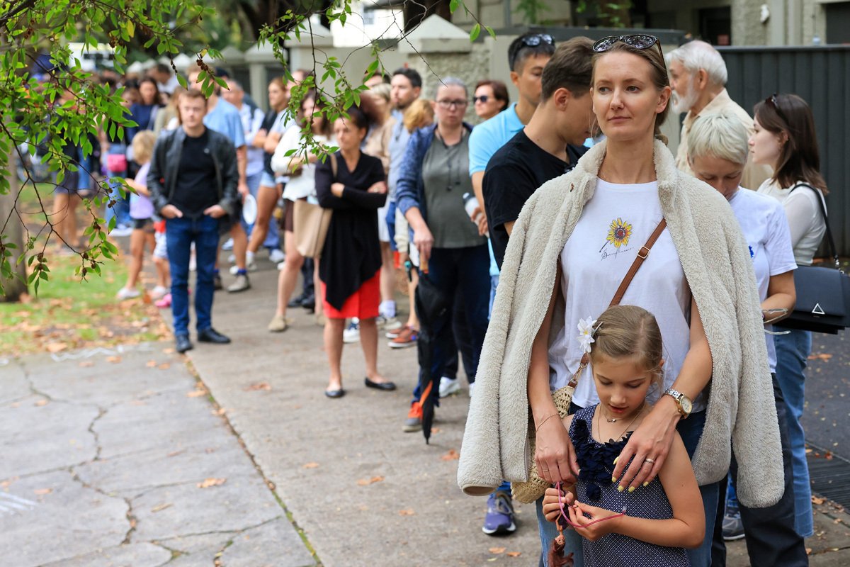 Очередь перед посольством России в Сиднее, Австралия, 17 марта 2024 года. Фото: Jenny Evans / Getty Images
