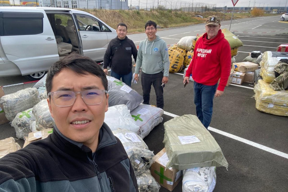 Айыл Дьулурха на фоне груза с гуманитарной помощью, октябрь 2022 года. Фото: @AyilDjulurha /  Telegram