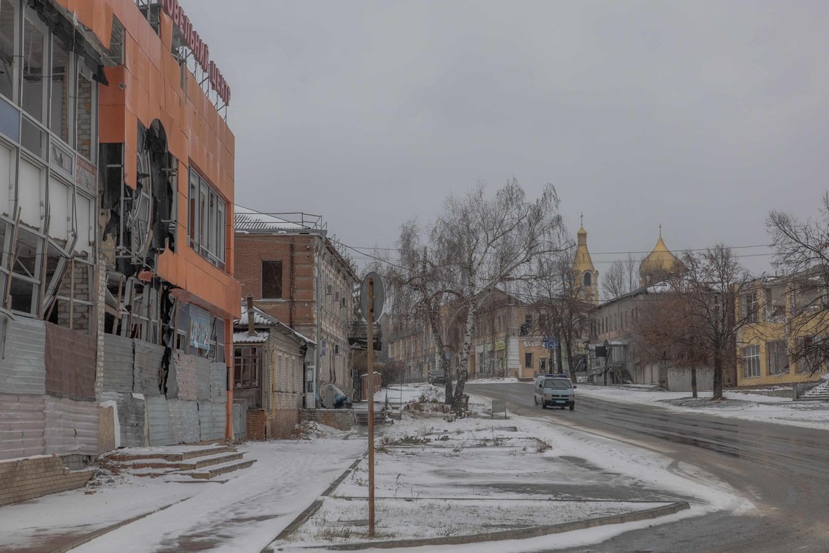 Безлюдная улица в центре Купянска Харьковской области, 15 декабря 2024 года. Фото: Roman Pilipey / AFP / Scanpix / LETA