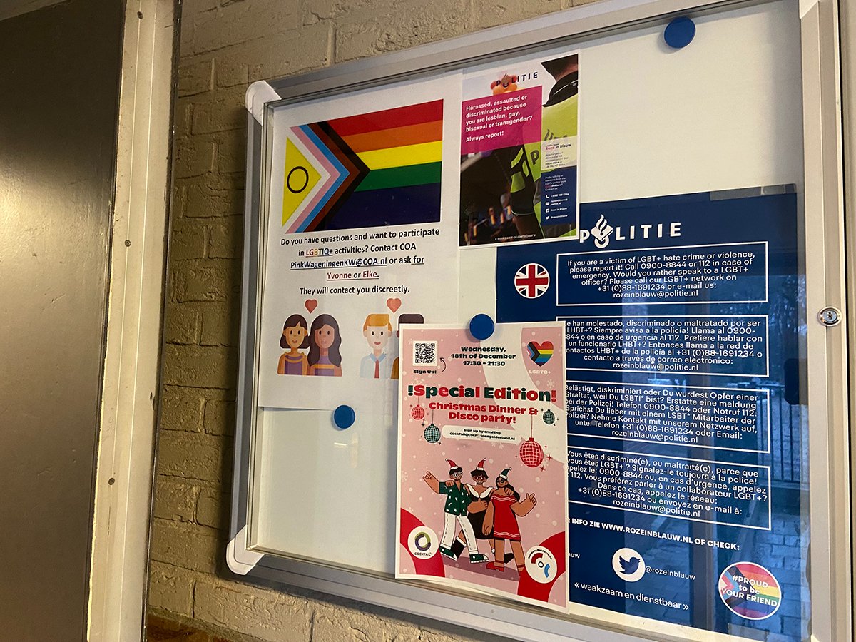 Объявления о мероприятиях для квир-людей в AZC Вагенинген. Фото автора