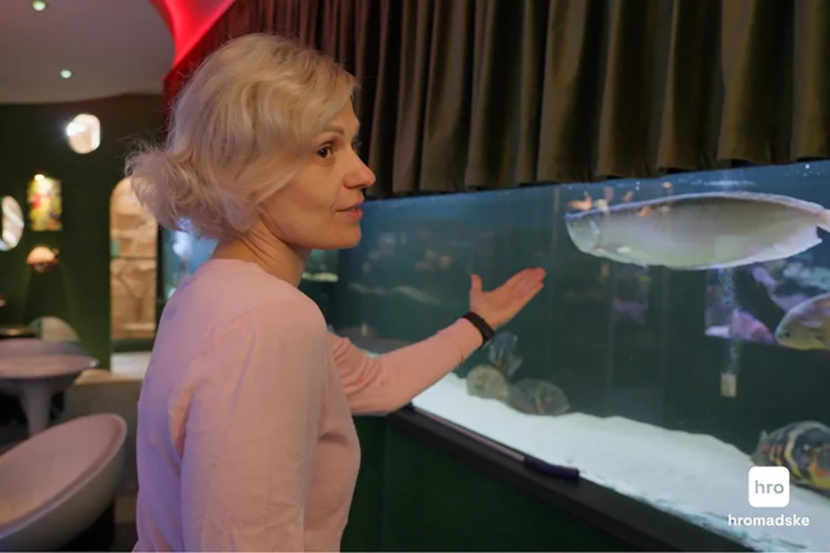 Ирина, которая вместе с мужем Романом является владелицей океанариума «Удивительные рыбки» в Краматорске. Фото: Алексей Никулин / hromadske
