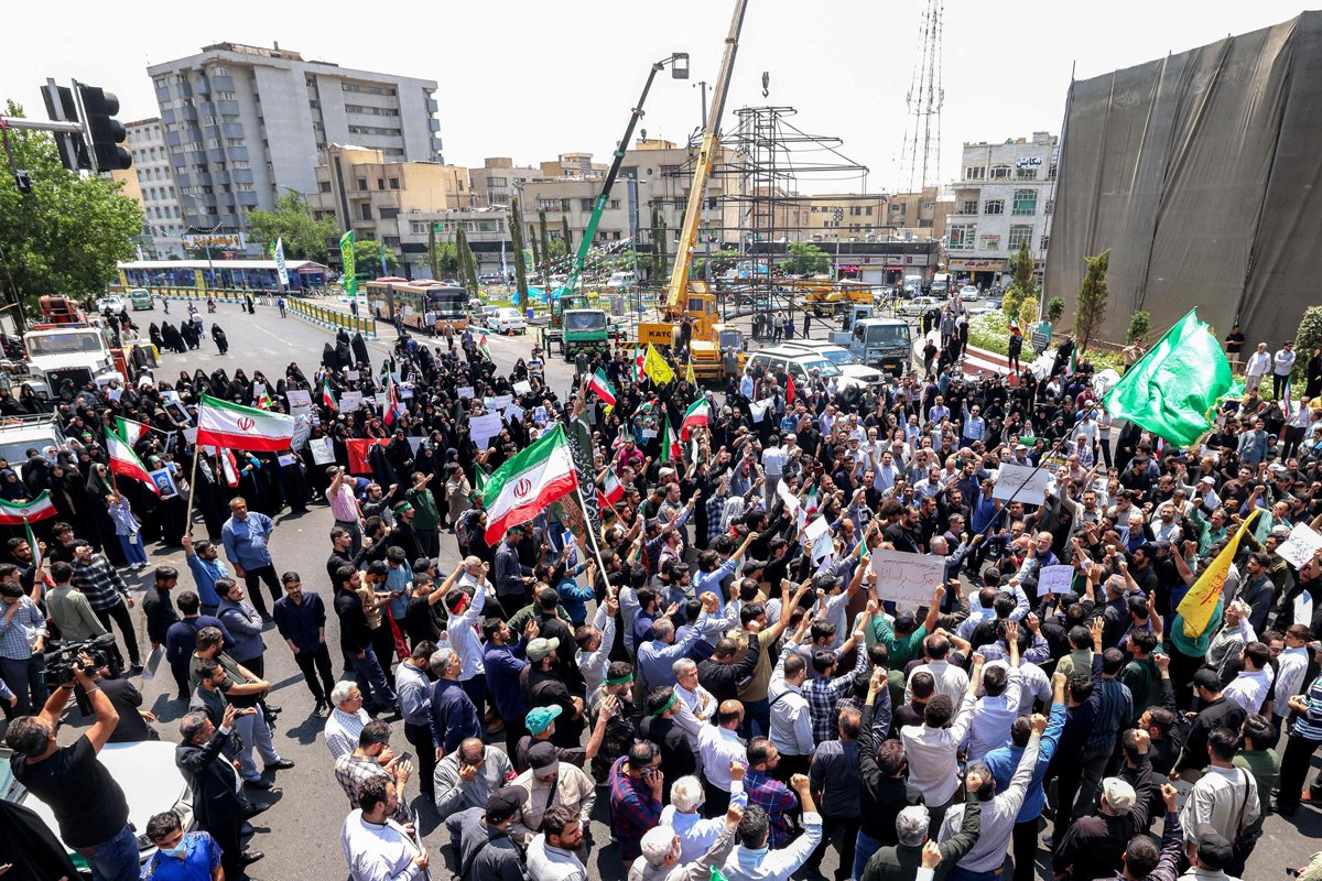 Протестующие сжигают израильский флаг на митинге в Тегеране, 28 марта 2025 года. Фото: Abedin Taherkenareh / EPA