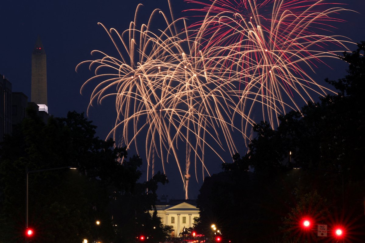 Фейерверки над Белым домом после военного парада, Вашингтон, округ Колумбия, 14 июня 2025 года. Фото: Jonathan Ernst / Reuters / Scanpix / LETA
