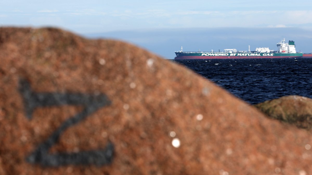 Нефтяной танкер проплывает мимо скалы с граффити «Z» в Балтийском море, Ленинградская область, 3 мая 2025 года. Фото: Максим Шипенков / EPA