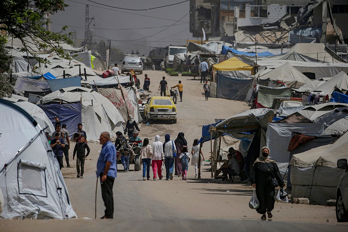 Палестинцы среди палаток вдоль дороги Аль-Джалаа в центре города Газа 16 мая 2025 года. Фото: Mohammed Saber / EPA-EFE