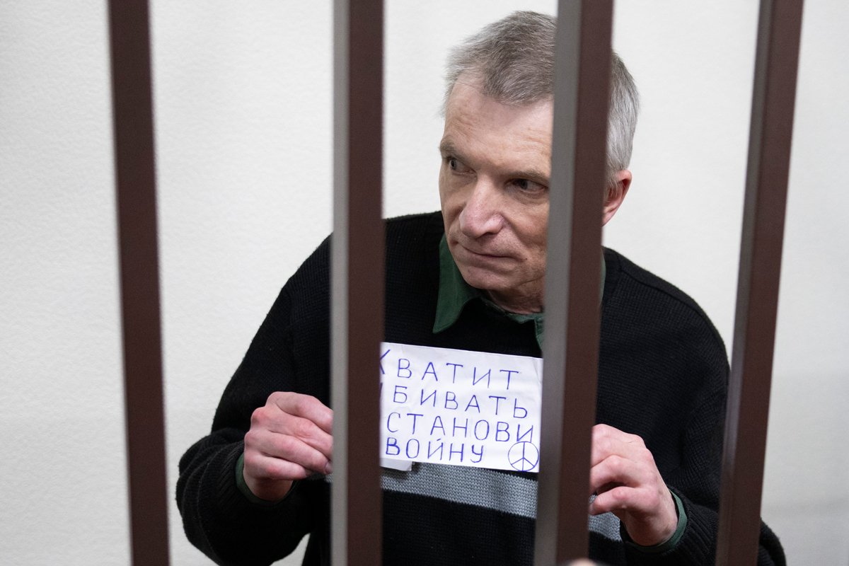 Алексей Горинов в клетке для подсудимых в суде, Владимир, 29 ноября 2024 года. Фото: Дмитрий Серебряков / AP Photo / Scanpix / LETA