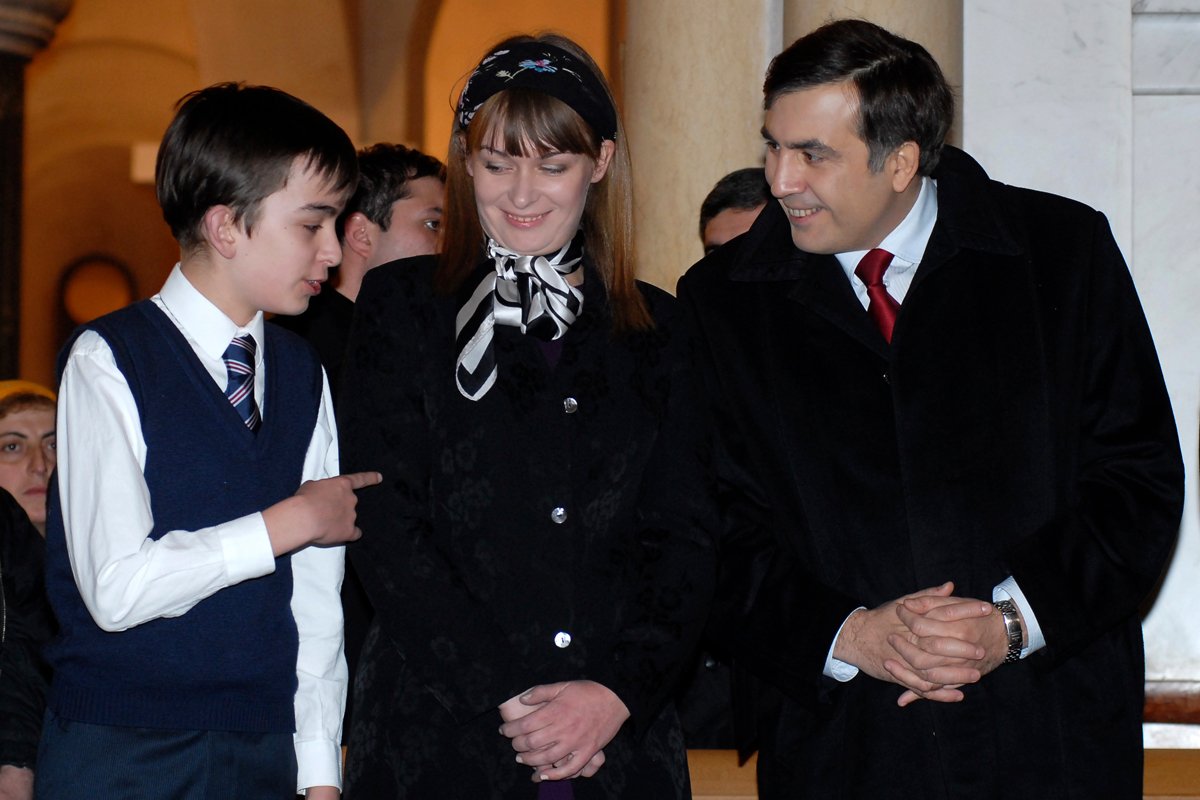 Михаил Саакашвили, его жена Сандра Рулофс и сын Эдуард на рождественской службе в Тбилиси, 7 января 2008 года. Фото: Irakli Gedenidze / Reuters / Scanpix / LETA