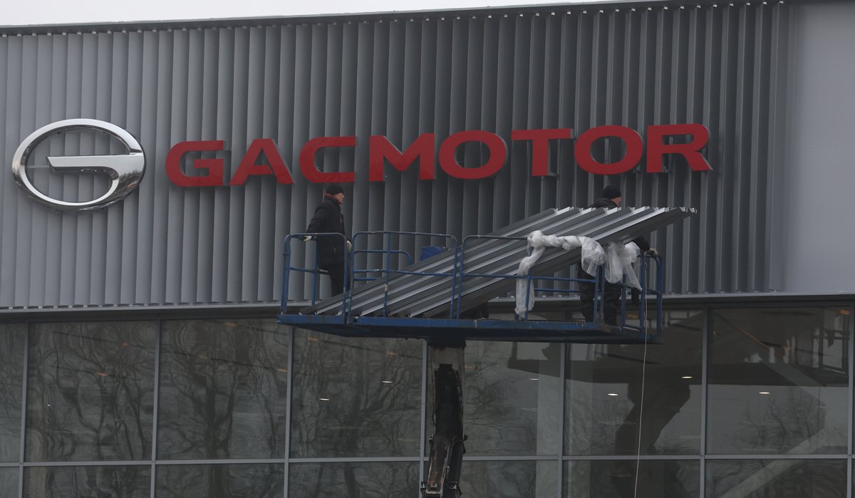 Логотип китайского бренда GAC Motor на автосалоне дилера в Подмосковье, 29 ноября 2024 года. Фото: Максим Шипенков / EPA-EFE