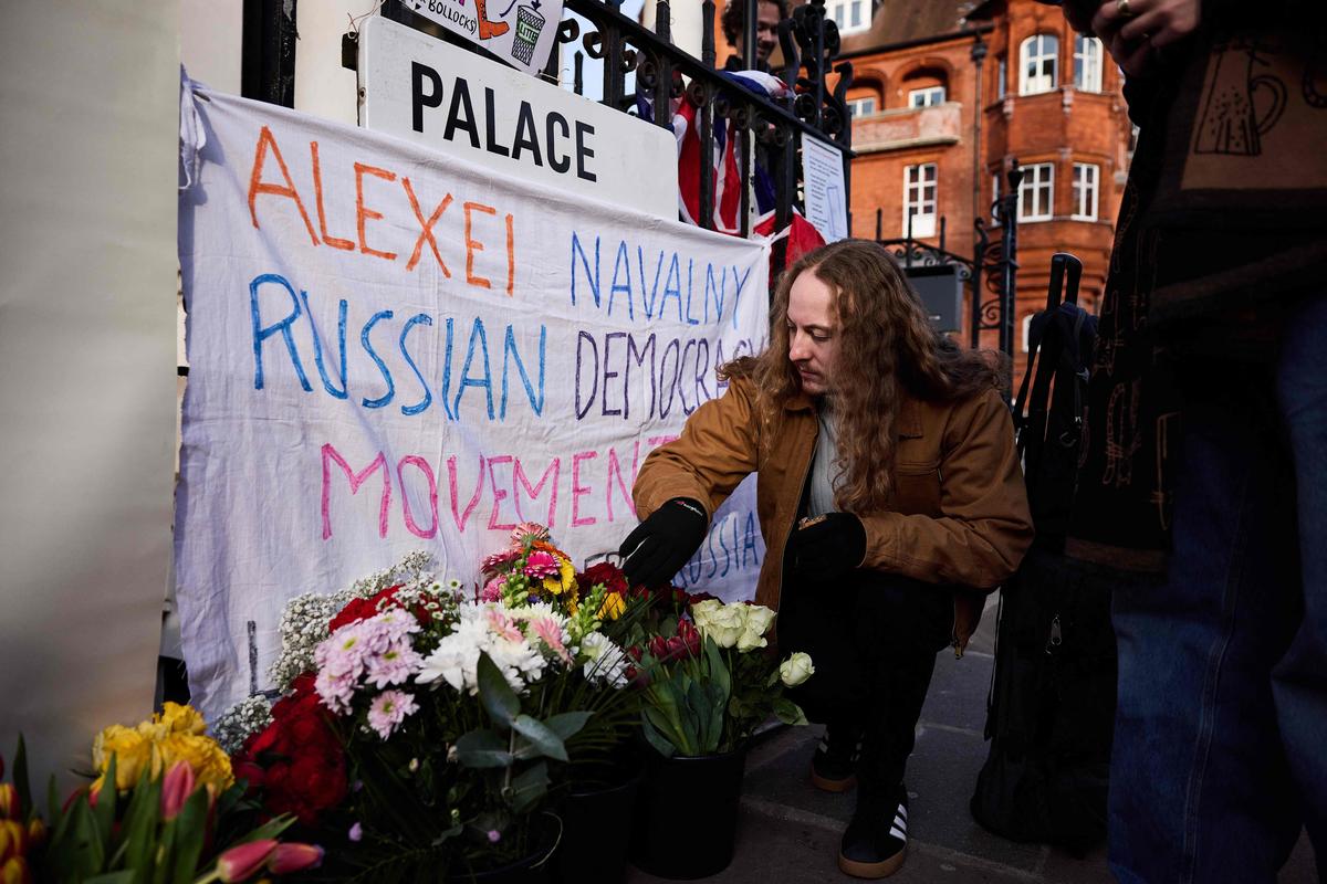 Люди оставляют цветы у посольства России в память об Алексее Навальном, Лондон, Великобритания, 16 февраля 2025 года. Фото: Benjamin Cremel / AFP / Scanpix / LETA