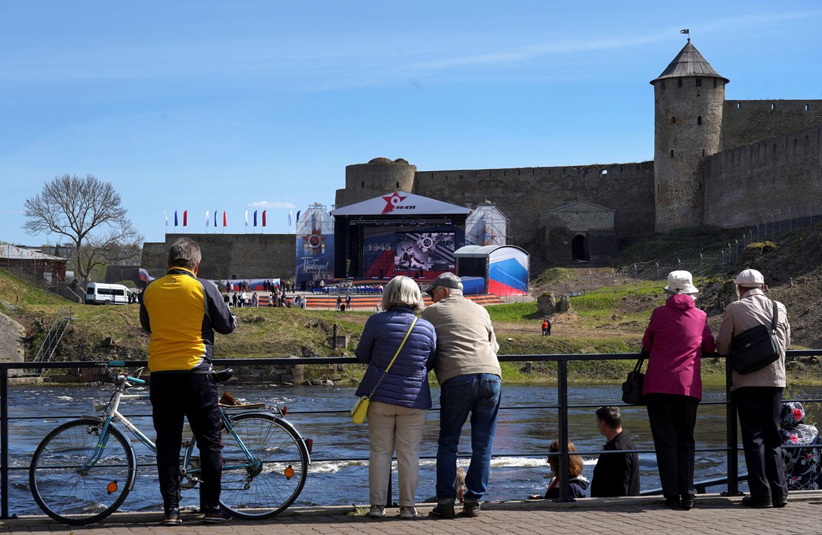 Жители Нарвы смотрят на сцену, установленную к 9 мая в российском Ивангороде, Эстония, 9 мая 2023 года. Фото: Janis Laizans / Reuters / Scanpix / LETA