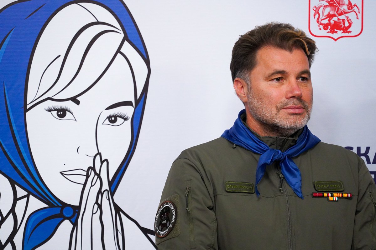 Олег Рой во время патриотической акции «Синий платочек Победы» в аванзале станции метро «Курская», Москва, 6 мая 2024 года. Фото: Пелагия Тихонова / АГН «Москва»