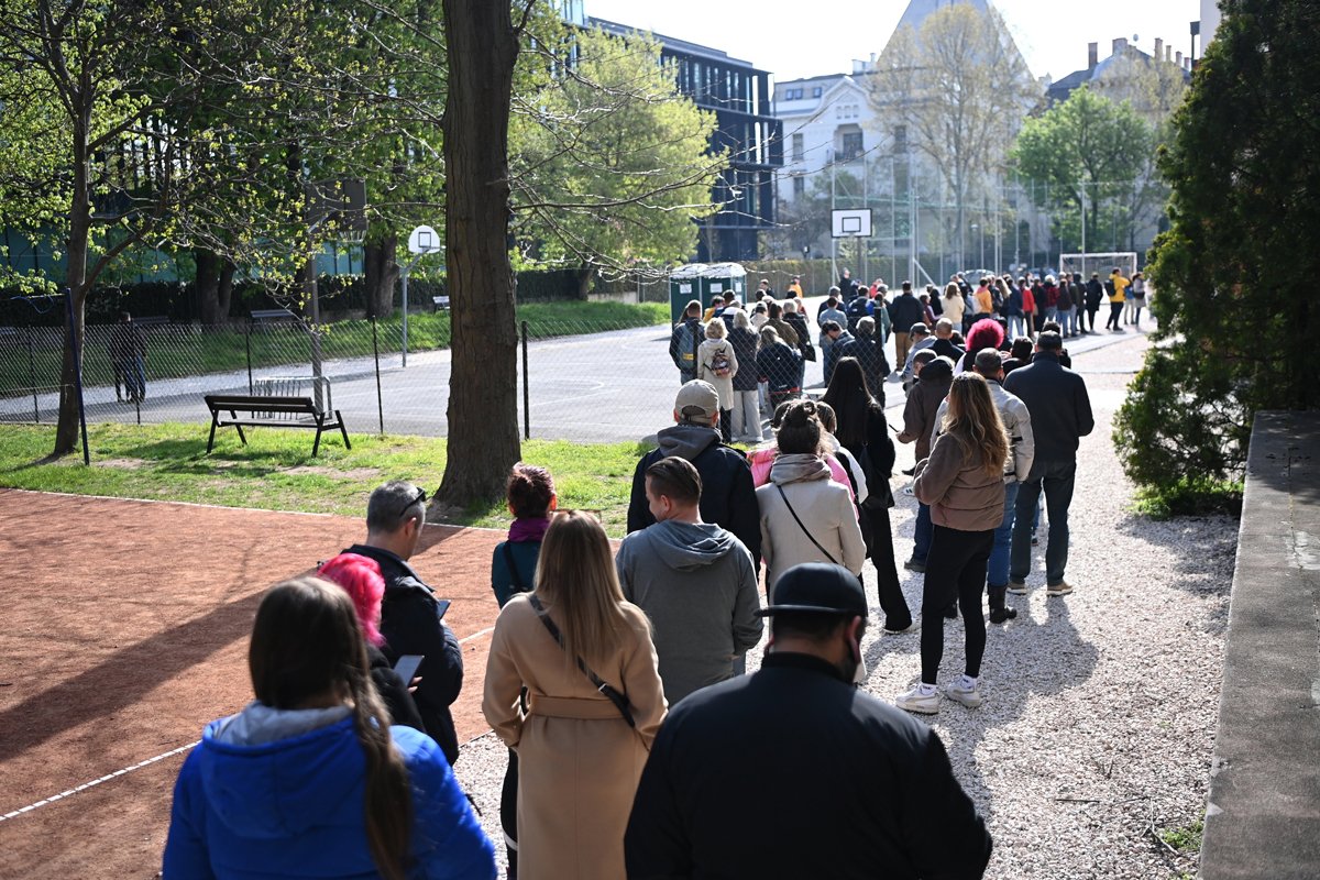 Очередь избирателей перед одним из участков в Будапеште во время всеобщих парламентских выборов в Венгрии, 12 апреля 2026 года. Фото: Attila Kovacs / EPA